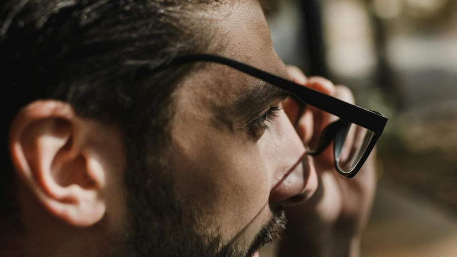 Mann mit Brille bei Strebel Optik